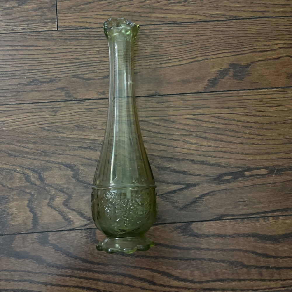 VINTAGE WESTMORELAND 11" SWUNG ART GLASS FOOTED VASE WITH GRAPES & VINE